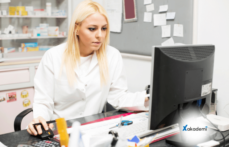 Eczane Yardımcılığı Eğitimi - X Akademi Eczane yardımcısı raf düzenlerken ilaçları yerleştiriyor